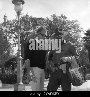 SAM PECKINPAH und WILLIAM HOLDEN am Set von THE WILD BUNCH 1969 Regisseur SAM PECKINPAH Cinematography LUCIEN BALLARD Music JERRY FIELDING Warner Bros.- Seven Arts Stockfoto