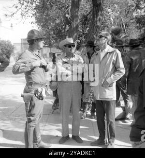 WILLIAM HOLDEN quatscht am Set des WILDEN BUNCH 1969 Regisseurs SAM PECKINPAH Cinematography LUCIEN BALLARD Music JERRY FIELDING Warner Bros.- Seven Arts Stockfoto