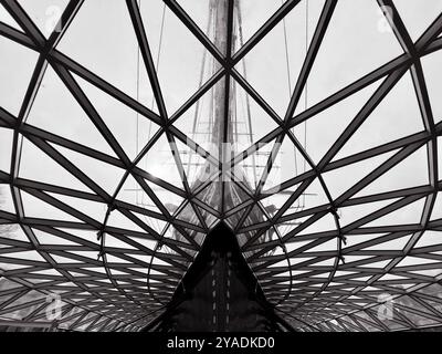 Blick auf den unteren Rumpf des Cutty Sark Teeklippers in Greenwich, London, Großbritannien Stockfoto