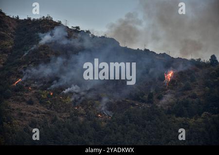 Srinagar, Indien. Oktober 2024. Flammen und Rauch steigen aus den Hügeln von Zabarwan während eines Waldbrandes auf, nachdem das trockene Wetter in Srinagar, der Sommerhauptstadt von Jammu und Kaschmir, herrscht. (Foto: Saqib Majeed/SOPA Images/SIPA USA) Credit: SIPA USA/Alamy Live News Stockfoto