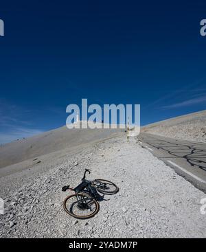 Ein Orbea Gain Elektro-Rennrad kurz vor dem Gipfel des Mont Ventoux in der Provence, Frankreich. Stockfoto