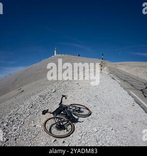 Ein Orbea Gain Elektro-Rennrad kurz vor dem Gipfel des Mont Ventoux in der Provence, Frankreich. Stockfoto