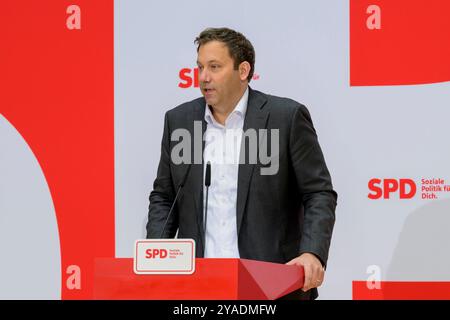 GER, Berlin, Auftaktbilder mit den SPD-Vorsitzenden Saskia Esken und Lars Klingbeil, SPD-Generalsekretaer Matthias Miersch, Olaf Scholz, sowie Mitglieder des Praesidiums, Auftaktbilder vor Beginn der Klausur des Parteivorstandes, im SPD, Atrium, Willy-Brandt-Haus, 13.10.2024, im Bild v.l. Lars Klingbeil, *** DE, Berlin, Eröffnungsbilder mit den SPD-Vorsitzenden Saskia Esken und Lars Klingbeil, SPD-Generalsekretär Matthias Miersch, Olaf Scholz, sowie Mitgliedern des Exekutivausschusses, Eröffnungsbilder vor Beginn der geschlossenen Sitzung des Parteivorstands, in der SPD, AT Stockfoto