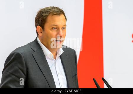 GER, Berlin, Auftaktbilder mit den SPD-Vorsitzenden Saskia Esken und Lars Klingbeil, SPD-Generalsekretaer Matthias Miersch, Olaf Scholz, sowie Mitglieder des Praesidiums, Auftaktbilder vor Beginn der Klausur des Parteivorstandes, im SPD, Atrium, Willy-Brandt-Haus, 13.10.2024, im Bild v.l. Lars Klingbeil, *** DE, Berlin, Eröffnungsbilder mit den SPD-Vorsitzenden Saskia Esken und Lars Klingbeil, SPD-Generalsekretär Matthias Miersch, Olaf Scholz, sowie Mitgliedern des Exekutivausschusses, Eröffnungsbilder vor Beginn der geschlossenen Sitzung des Parteivorstands, in der SPD, AT Stockfoto