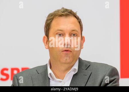 GER, Berlin, Auftaktbilder mit den SPD-Vorsitzenden Saskia Esken und Lars Klingbeil, SPD-Generalsekretaer Matthias Miersch, Olaf Scholz, sowie Mitglieder des Praesidiums, Auftaktbilder vor Beginn der Klausur des Parteivorstandes, im SPD, Atrium, Willy-Brandt-Haus, 13.10.2024, im Bild v.l. Lars Klingbeil, *** DE, Berlin, Eröffnungsbilder mit den SPD-Vorsitzenden Saskia Esken und Lars Klingbeil, SPD-Generalsekretär Matthias Miersch, Olaf Scholz, sowie Mitgliedern des Exekutivausschusses, Eröffnungsbilder vor Beginn der geschlossenen Sitzung des Parteivorstands, in der SPD, AT Stockfoto