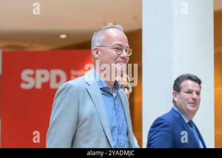 GER, Berlin, Auftaktbilder mit den SPD-Vorsitzenden Saskia Esken und Lars Klingbeil, SPD-Generalsekretaer Matthias Miersch, Olaf Scholz, sowie Mitglieder des Praesidiums, Auftaktbilder vor Beginn der Klausur des Parteivorstandes, im SPD, Atrium, Willy-Brandt-Haus, 13.10.2024, im Bild v.l. Matthias Miersch, *** GER, Berlin, Eröffnungsbilder mit den SPD-Vorsitzenden Saskia Esken und Lars Klingbeil, SPD-Generalsekretär Matthias Miersch, Olaf Scholz, sowie Mitgliedern des Exekutivausschusses, Eröffnungsbilder vor Beginn der geschlossenen Sitzung des Parteivorstands in der SPD, Stockfoto