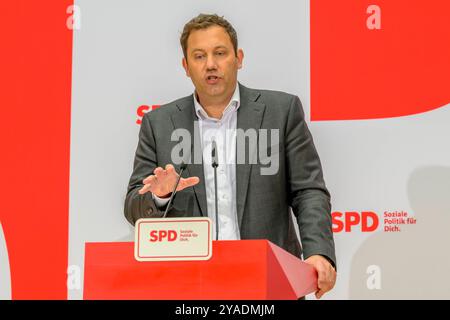 GER, Berlin, Auftaktbilder mit den SPD-Vorsitzenden Saskia Esken und Lars Klingbeil, SPD-Generalsekretaer Matthias Miersch, Olaf Scholz, sowie Mitglieder des Praesidiums, Auftaktbilder vor Beginn der Klausur des Parteivorstandes, im SPD, Atrium, Willy-Brandt-Haus, 13.10.2024, im Bild v.l. Lars Klingbeil, *** DE, Berlin, Eröffnungsbilder mit den SPD-Vorsitzenden Saskia Esken und Lars Klingbeil, SPD-Generalsekretär Matthias Miersch, Olaf Scholz, sowie Mitgliedern des Exekutivausschusses, Eröffnungsbilder vor Beginn der geschlossenen Sitzung des Parteivorstands, in der SPD, AT Stockfoto