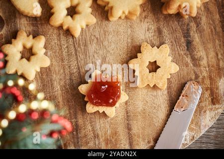 Sternförmige Linzer Weihnachtskekse mit Erdbeermarmelade, Blick von oben Stockfoto