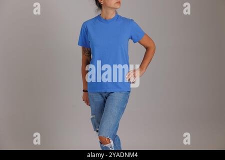 Model trägt ein T-Shirt in bequemen Farben für Mockups und Flatlays gildan Stockfoto
