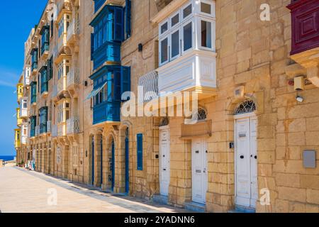 Traditionelle maltesische Gebäude mit bunten Balkonen in der historischen Altstadt von Valletta, Malta Stockfoto