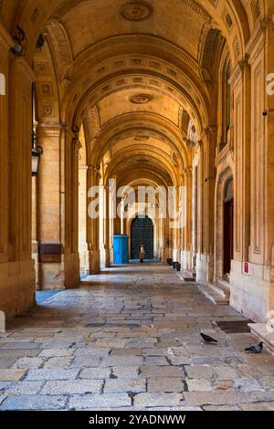 VALLETTA, MALTA – AUGUST 30 2024: Kalksteinhalle der Nationalbibliothek in Valletta, bekannt als Bibliotheca. Stockfoto