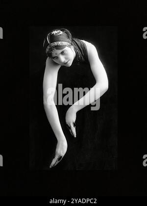 Roshanara (Olive Craddock) in ihrem Schlangentanz - 1913. Stockfoto