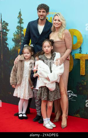 London, Großbritannien. Oktober 2024. Max Rogers, Kimberly Wyatt und ihre Kinder besuchten die Wild Robot Premiere während des 68. BFI London Film Festival in der Royal Festival Hall in London, England am 13. Oktober 2024. Foto: Aurore Marechal/ABACAPRESS. COM Credit: Abaca Press/Alamy Live News Stockfoto