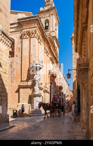 MDINA, MALTA - 2. SEPTEMBER 2024: Besucher erkunden Mdina in einer Pferdekutsche. Stockfoto