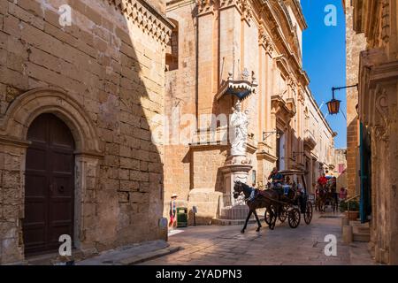 MDINA, MALTA - 2. SEPTEMBER 2024: Besucher erkunden Mdina in einer Pferdekutsche Stockfoto
