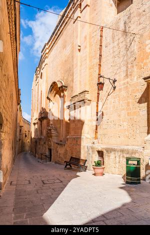 Eine enge Gasse in der historischen Stadt Mdina, Malta Stockfoto