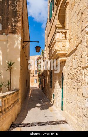 Eine enge Gasse in der historischen Stadt Mdina, Malta Stockfoto