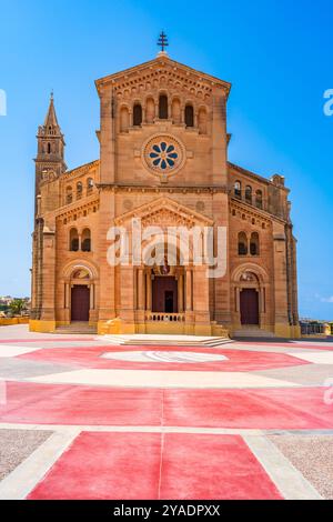 Die Basilika des Nationalheiligtums der Heiligen Jungfrau von Ta' Pinu in der Nähe des Dorfes Gharb auf Gozo. Stockfoto