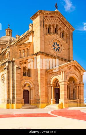 Die Basilika des Nationalheiligtums der Heiligen Jungfrau von Ta' Pinu in der Nähe des Dorfes Gharb auf Gozo. Stockfoto