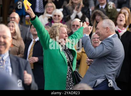 Racemeet-Besucher beim Goodwood Season Finale 2024 auf der Goodwood Racecourse, Chichester. Bilddatum: Sonntag, 12. Oktober 2024. Stockfoto