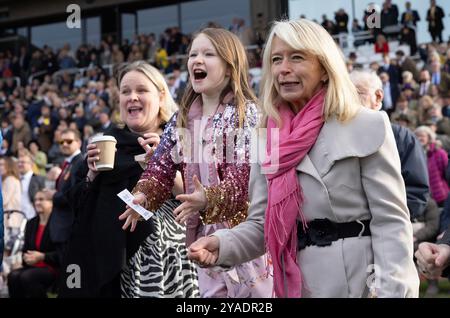 Racemeet-Besucher beim Goodwood Season Finale 2024 auf der Goodwood Racecourse, Chichester. Bilddatum: Sonntag, 12. Oktober 2024. Stockfoto