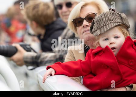 Racemeet-Besucher beim Goodwood Season Finale 2024 auf der Goodwood Racecourse, Chichester. Bilddatum: Sonntag, 12. Oktober 2024. Stockfoto