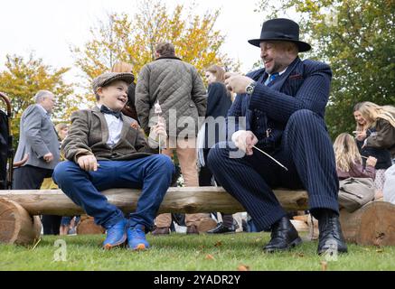 Racemeet-Besucher beim Goodwood Season Finale 2024 auf der Goodwood Racecourse, Chichester. Bilddatum: Sonntag, 12. Oktober 2024. Stockfoto