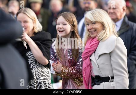 Racemeet-Besucher beim Goodwood Season Finale 2024 auf der Goodwood Racecourse, Chichester. Bilddatum: Sonntag, 12. Oktober 2024. Stockfoto