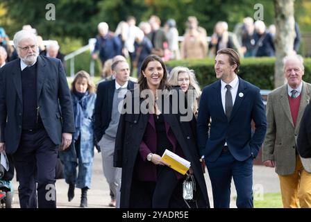 Racemeet-Besucher beim Goodwood Season Finale 2024 auf der Goodwood Racecourse, Chichester. Bilddatum: Sonntag, 12. Oktober 2024. Stockfoto