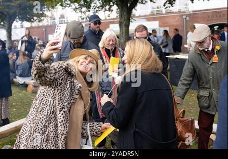 Racemeet-Besucher beim Goodwood Season Finale 2024 auf der Goodwood Racecourse, Chichester. Bilddatum: Sonntag, 12. Oktober 2024. Stockfoto