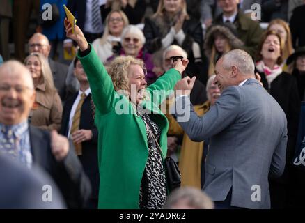 Racemeet-Besucher beim Goodwood Season Finale 2024 auf der Goodwood Racecourse, Chichester. Bilddatum: Sonntag, 12. Oktober 2024. Stockfoto