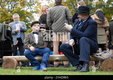 Racemeet-Besucher beim Goodwood Season Finale 2024 auf der Goodwood Racecourse, Chichester. Bilddatum: Sonntag, 12. Oktober 2024. Stockfoto