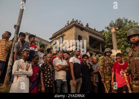 Hindu-Anhänger schauen am letzten Tag des Durga Puja Festivals zu. Das Durga Puja Festival wird in ganz Bangladesch gefeiert und gipfelt in der Eintauchen der Idole der hinduistischen Göttin Durga, um Macht und den Triumph des Guten über das Böse in der hinduistischen Mythologie zu symbolisieren. Stockfoto