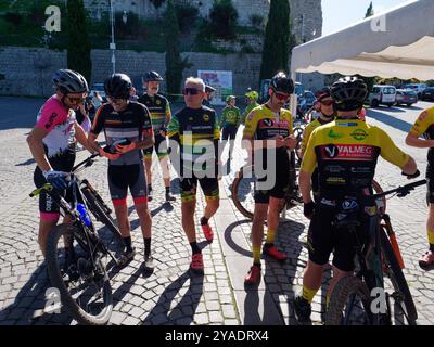 Gesellige Kontakte nach dem Radrennen in Montefiascone, Provinz Viterbo, Region Latium, Italien. Oktober 2024 Stockfoto