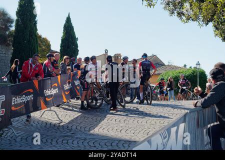 Gesellige Kontakte nach dem Radrennen in Montefiascone, Provinz Viterbo, Region Latium, Italien. Oktober 2024 Stockfoto