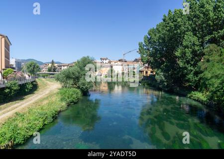 Panoramablick auf den Fluss Velino, der durch die Stadt Rieti, Italien, fließt Stockfoto