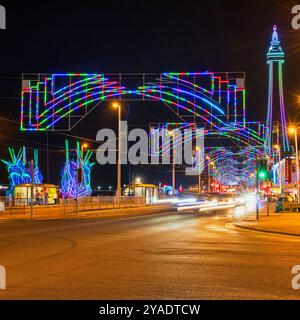 Der Verkehr kommt vorbei und hinterlässt leichte Wege, während der Beleuchtung von Blackpool Stockfoto