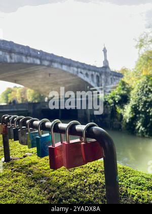 Liebesschlösser unter der Maximiliansbrücke in München / Liebesschlösser unter der Maximiliansbrücke in München, 9.10.2024 *** Liebesschlösser unter der Maximiliansbrücke in München Liebesschlösser unter der Maximiliansbrücke in München, 9 10 2024 Stockfoto