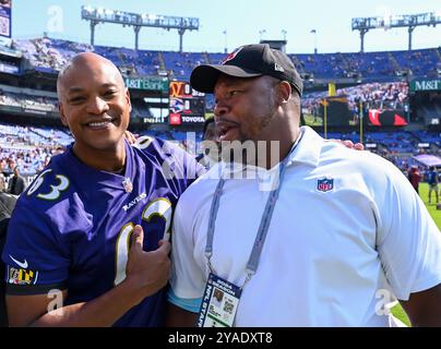 Baltimore, Usa. Oktober 2024. Der Gouverneur von Maryland Wes Moore (L) begrüßt Jason Murphy, bevor die Baltimore Ravens am Sonntag, den 13. Oktober 2024, im M&T Bank Stadium in Baltimore, Maryland, auf die Washington Commanders treffen. Foto: David Tulis/UPI Credit: UPI/Alamy Live News Stockfoto