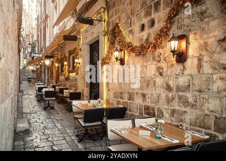 Restaurant in einer engen Straße in der Altstadt von Dubrovnik, Kroatien. Stockfoto