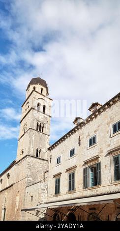 Turm der Franziskanerkirche in der Altstadt von Dubrovnik, Kroatien. Stockfoto
