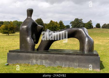 Bronzeskulptur Liegefigur, Arch Leg (1969–70) von Henry Moore im Yorkshire Sculpture Park, West Bretton, West Yorkshire, England Stockfoto