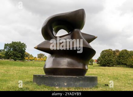 Große Spindle-Skulptur von Henry Moore im Yorkshire Sculpture Park, West Bretton, West Yorkshire, England Stockfoto