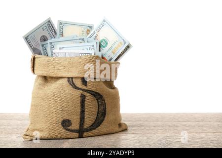 Dollar-Banknoten in der Tasche auf Holztisch vor weißem Hintergrund, Platz für Text Stockfoto
