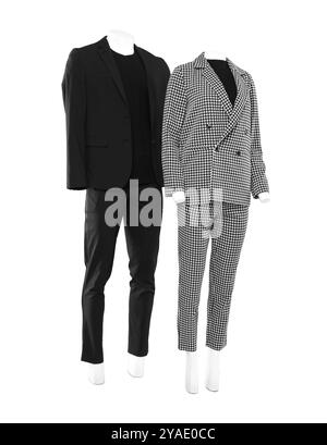 Weibliche und männliche Schaufensterpuppen mit stilvollen Outfits isoliert auf weiß Stockfoto
