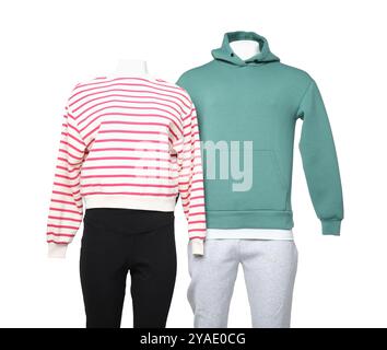 Weibliche und männliche Schaufensterpuppen mit stilvollen Outfits isoliert auf weiß Stockfoto