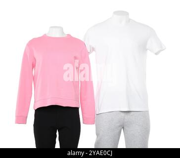 Weibliche und männliche Schaufensterpuppen mit stilvollen Outfits isoliert auf weiß Stockfoto