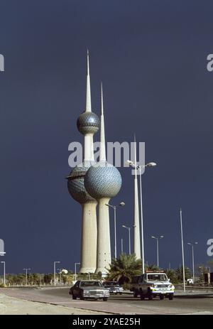 Erster Golfkrieg: 8. März 1991 die ikonischen Kuwait Towers in Kuwait City stehen stark vor einem Himmel, der vom Rauch brennender Ölquellen verdunkelt wird. Stockfoto