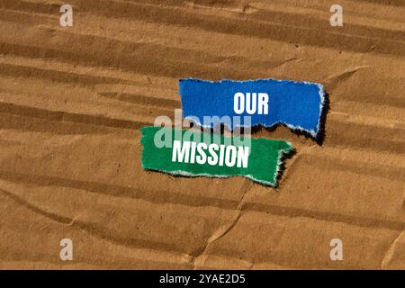 Unsere Botschaft steht auf zerrissenen Papierstücken mit Papphintergrund. Konzeptionelles unser Missionssymbol. Kopierbereich. Stockfoto