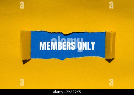 Nur für Mitglieder geschriebene Nachricht auf gerissenem gelbem Papier mit blauem Hintergrund. Symbol nur konzeptionelle Elemente. Kopierbereich. Stockfoto